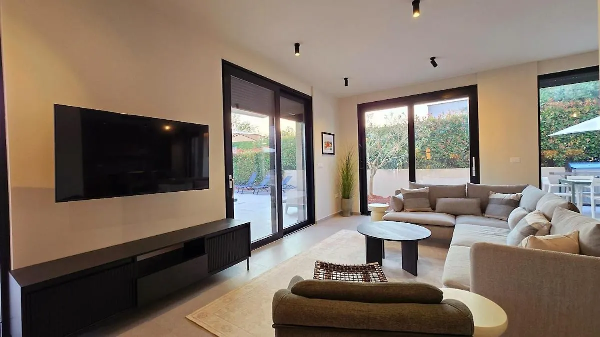 Gorgeous Sunset Villa Walkable To The Sea  Poreč