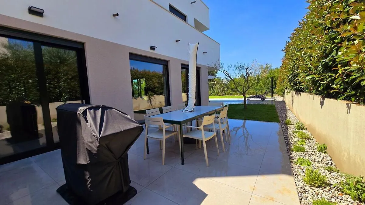 Gorgeous Sunset Villa Walkable To The Sea  Poreč